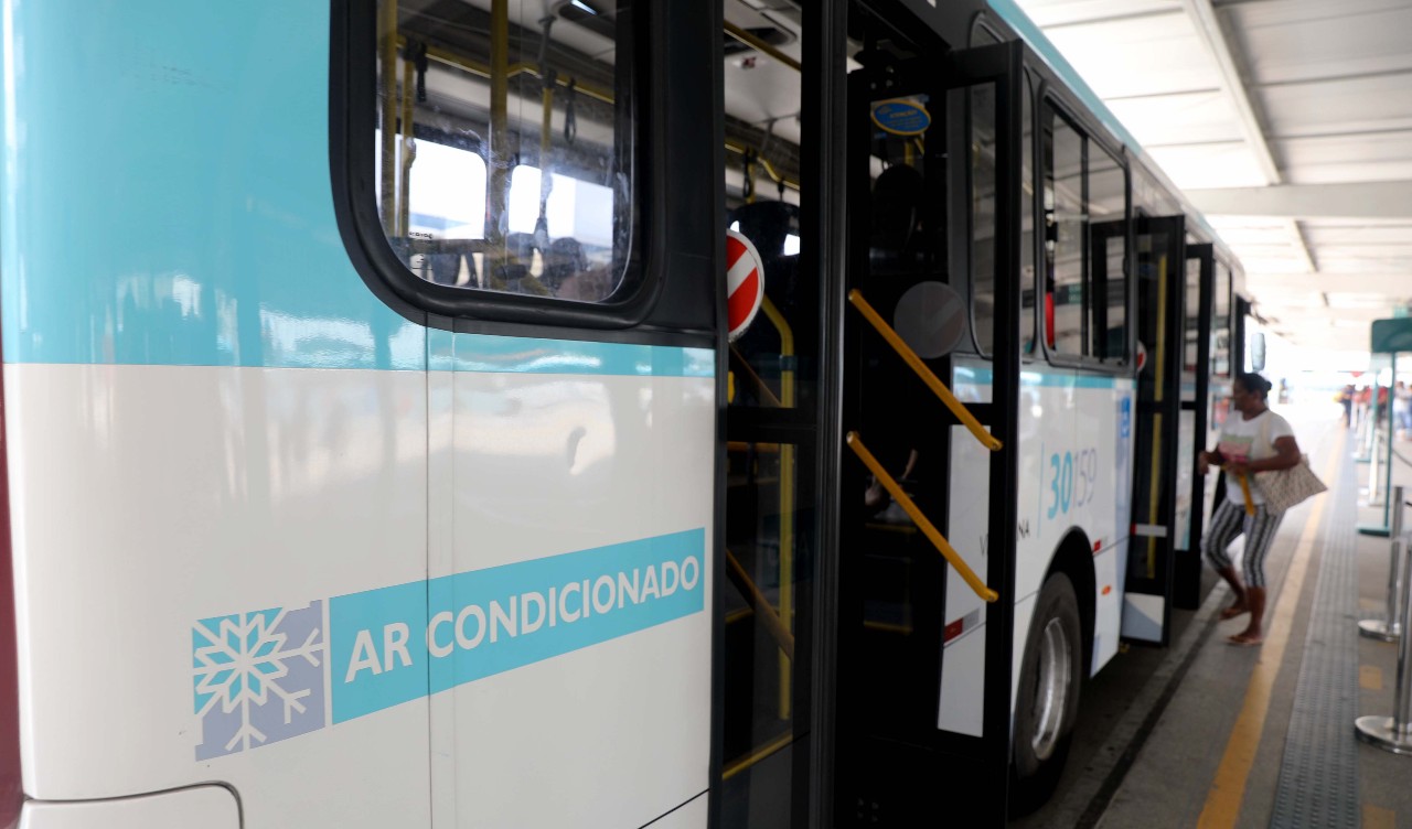 lateral de um ônibus, indicando a existência de ar condicionado no mesmo